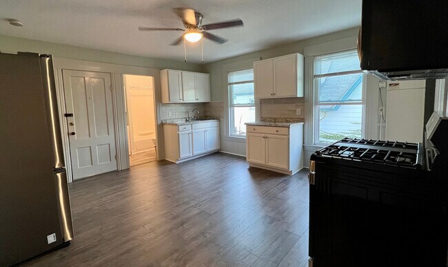 big eat in kitchen - 79 Conant St