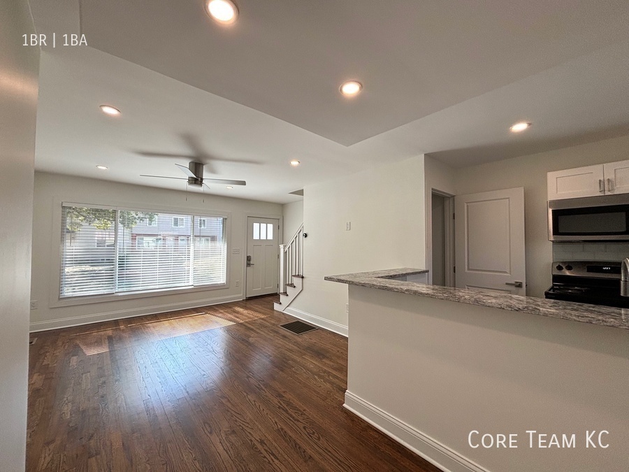 Foto principal - Renovated 1 Bed + Den Townhome in South Plaza