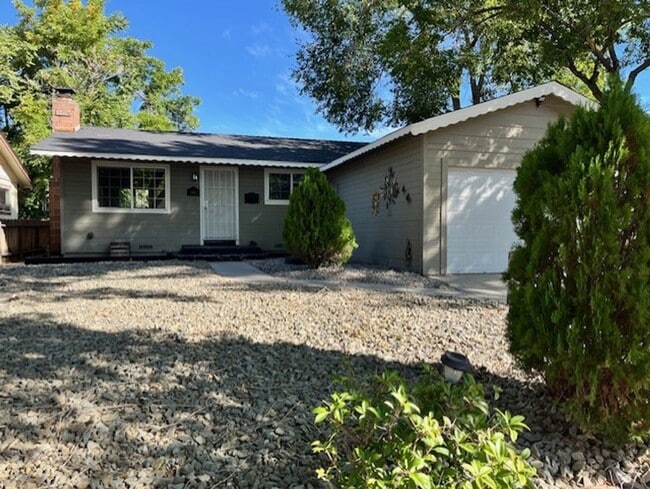 Building Photo - 3 Bedroom Home Centrally Located in Carson City
