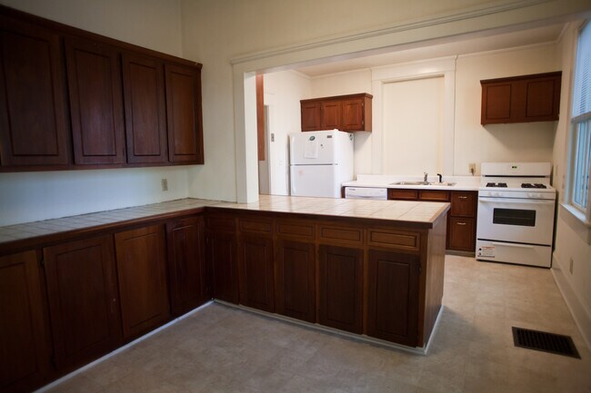 Foto del edificio - Live in a historic 4-bedroom (possible 5 bedroom)house near UNC - Cameron-McCauley Historic Distr...