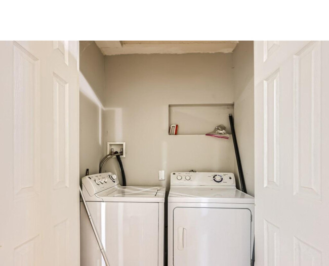 In unit Washer/dryer - 1702 W Lombard St