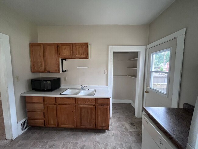 Foto del edificio - 3 Bedroom 1 Bath Near Campus