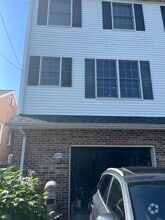 Building Photo - 557B Parker Ave