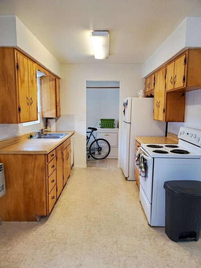 Building Photo - 1104 Ponderosa Dr