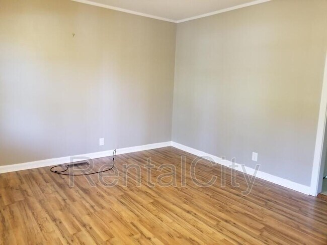 Building Photo - 1061 Phelps Ln