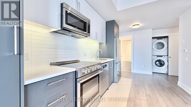 Building Photo - 2525 Bathurst St