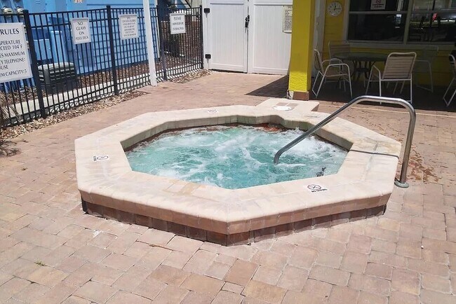 Jacuzzi - 2727 N Poinciana Blvd