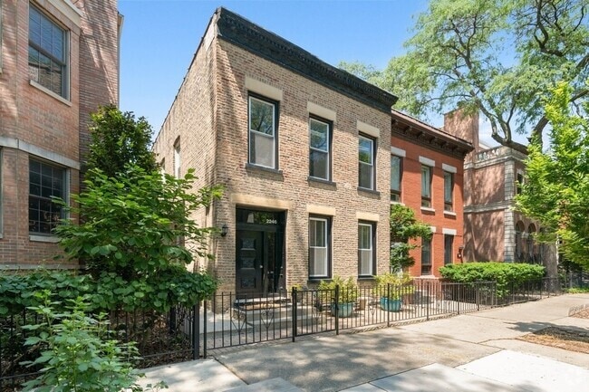 Building Photo - 2246 N Magnolia Ave