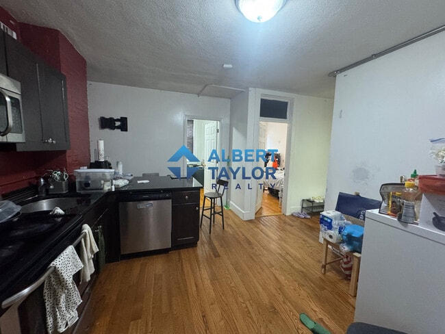 Building Photo - 166 Endicott St