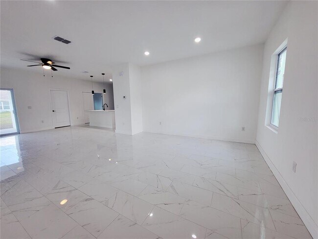 Building Photo - 1098 Hammacher Ave SW