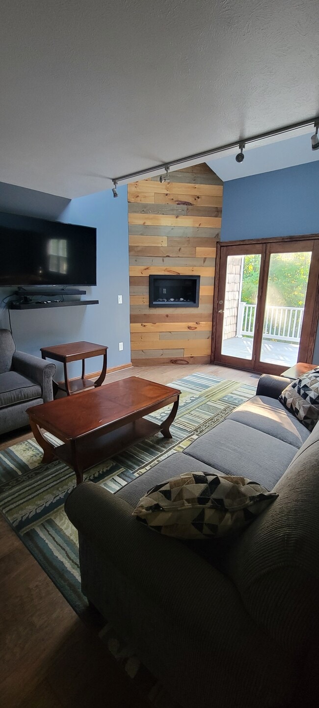 Building Photo - 5032 W Oakridge Cir