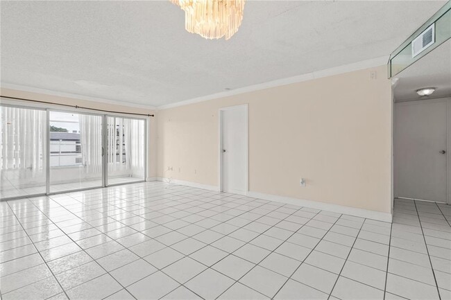 Foto del edificio - 8350 Sands Point Blvd