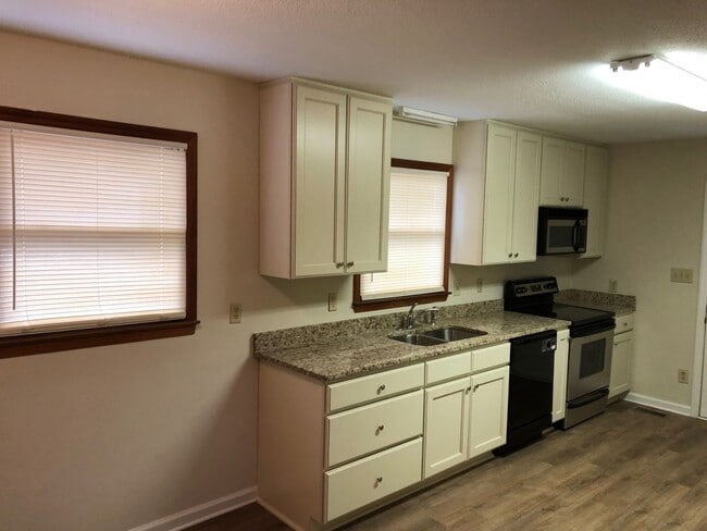 Building Photo - 3 Bedroom Ranch Style  House With Carport ...