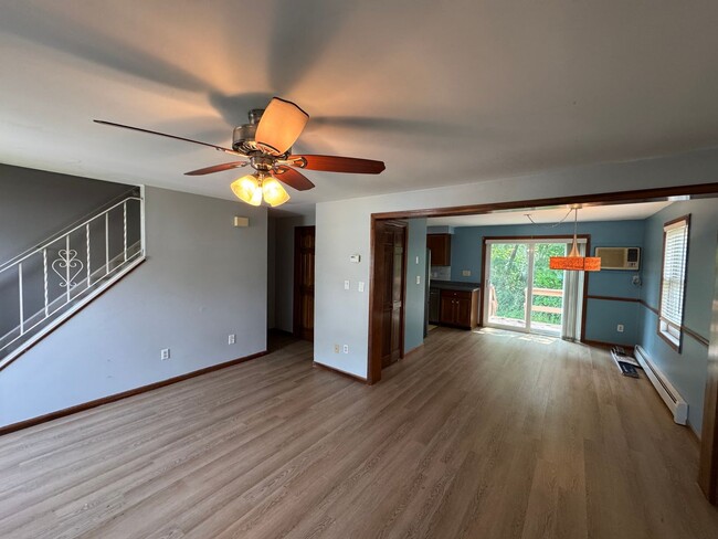 Building Photo - Woburn Townhouse| 2 Bed 1.5 Bath| Availabl...