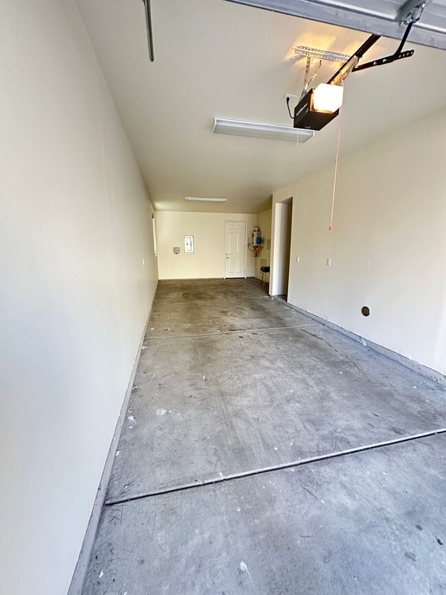 Foto del edificio - 3 bedroom townhome in Sterling Ridge