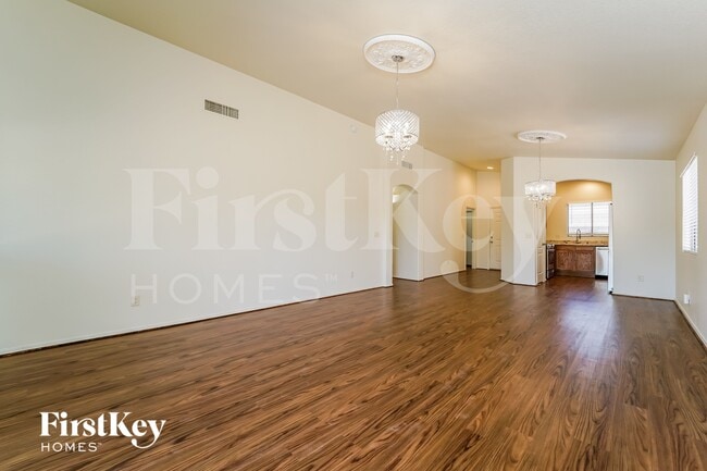 Building Photo - 7826 N Sun Flair Dr