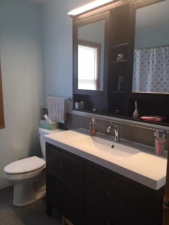 Building Photo - Awesome 3 BR/1 BA End-Unit Townhome in Min...
