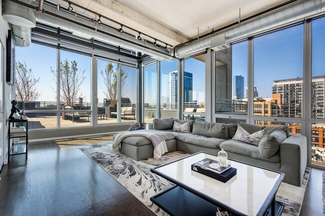 Building Photo - 700 W Van Buren St