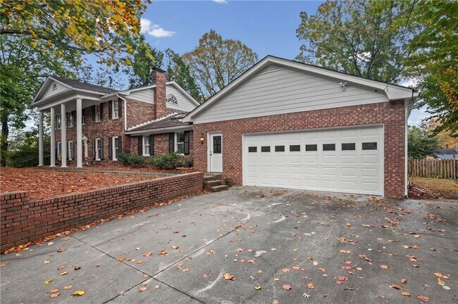 Foto del edificio - 815 Sudbury Rd NE