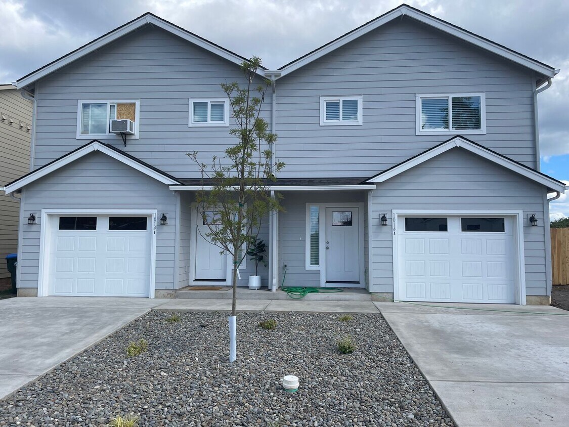 1014 Peach Rd Unit A, Winlock, WA 98596 Room for Rent in Winlock, WA