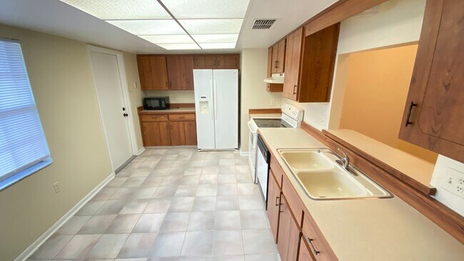 Foto del edificio - 3 Bedroom, 2 Bath Single-Family Home Near ...