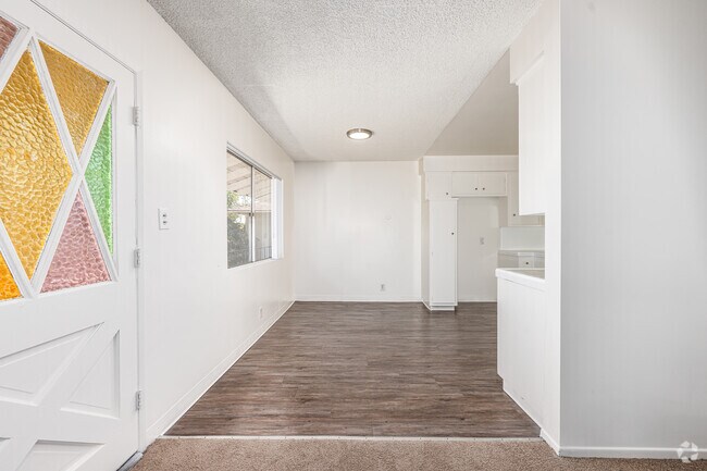 2 habitaciones, 1 baño - 650 pies cuadrados - Comedor - 10243 San Antonio Ave.