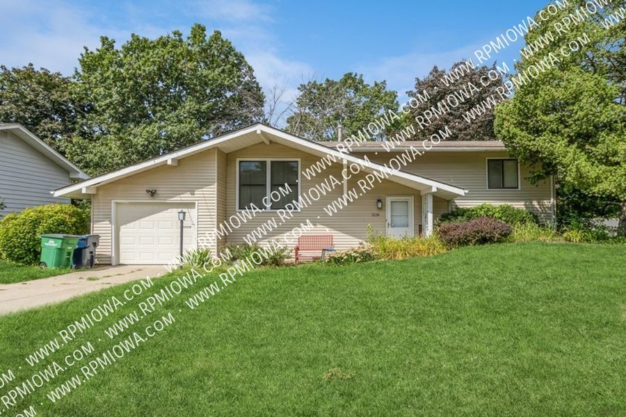 Foto principal - SCREENED PORCH!! 3 Bedroom, 1.5 Bath Home ...