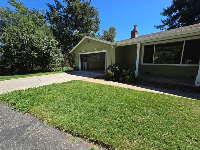 Building Photo - Beautiful Single Story Home
