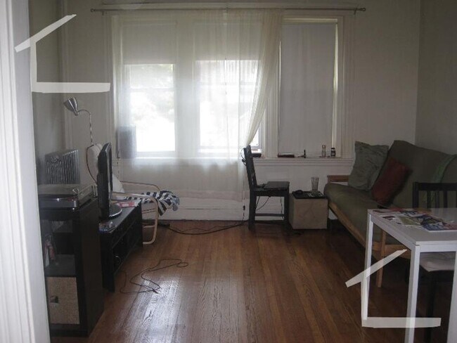 Building Photo - 3 Bed Split NO FEE NO SECURITY Heat Hw inc...