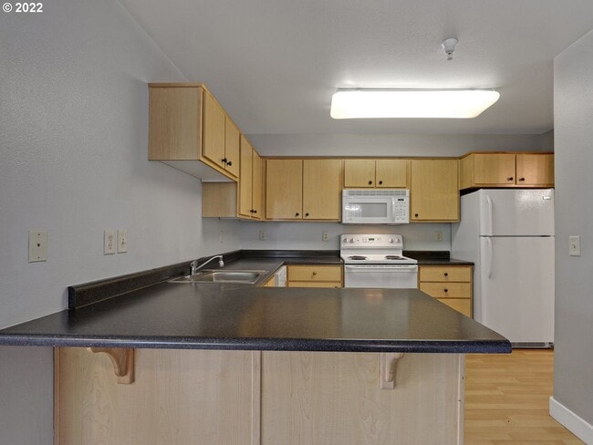 Foto del edificio - Stylish Condo with Abundant Natural Light-...