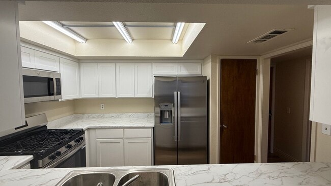 Building Photo - 2-Bedroom, 2-bathroom Condo in the Heart of Fresno