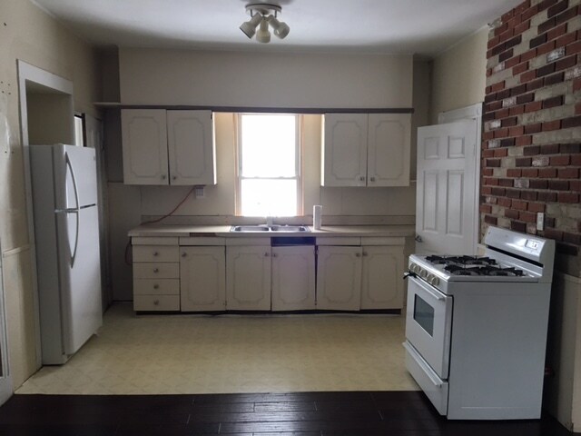Primary Photo - 181 Cowper St