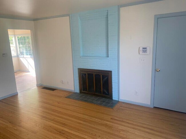 Foto del edificio - Colonial Style Home on Park-Like Grounds