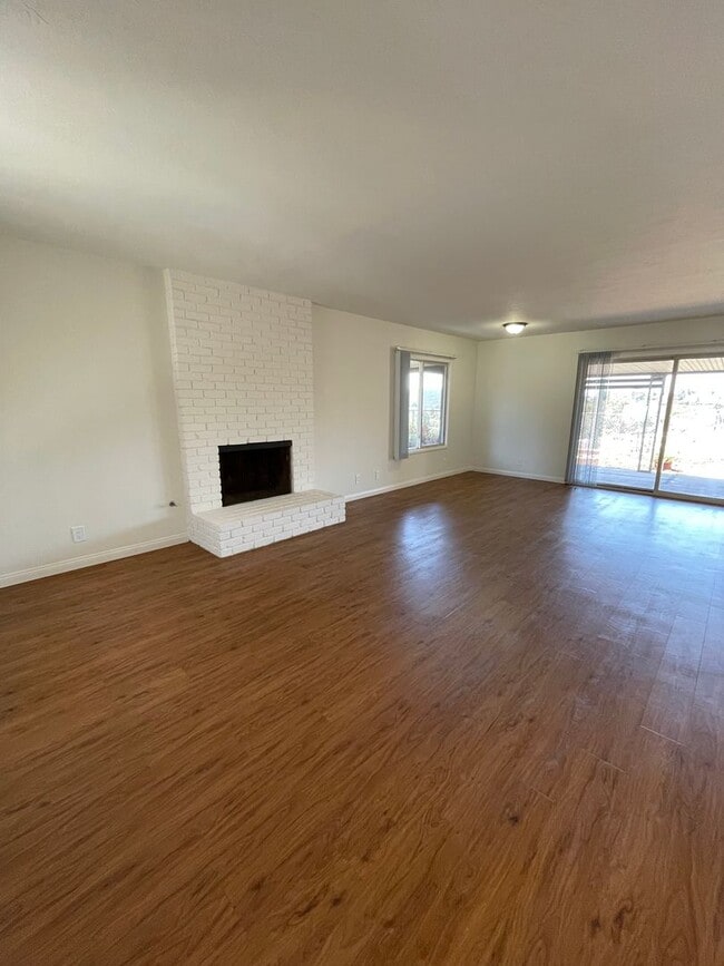 Building Photo - Terrific 3Br +/2Ba Single story house with...