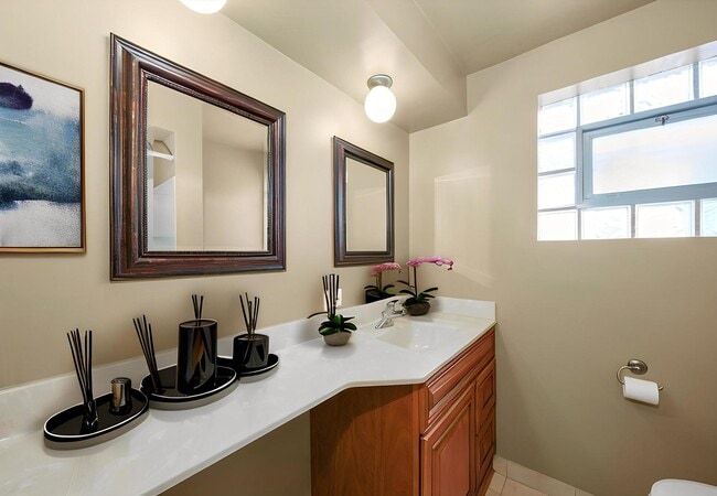 Baño de la planta superior - 6023 S Parkside Ave