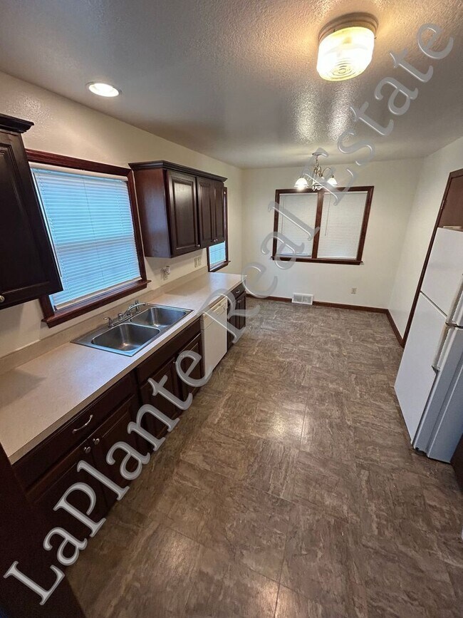Foto del edificio - Charming and Cozy 2-Bed Home with Fenced Y...