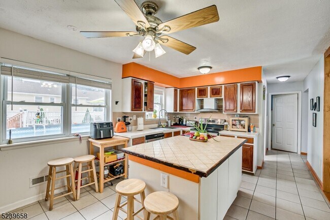 Foto del edificio - 113 Rivercrest Dr