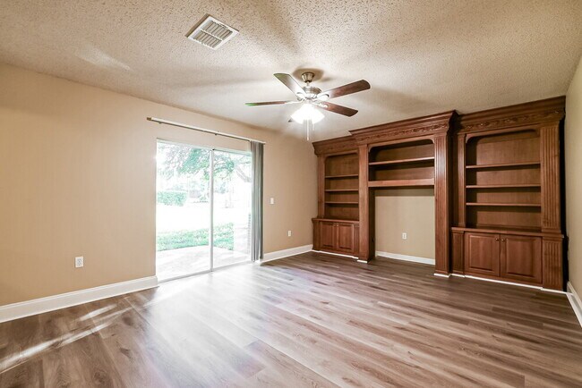 Foto del edificio - 4785 Willamette Cir