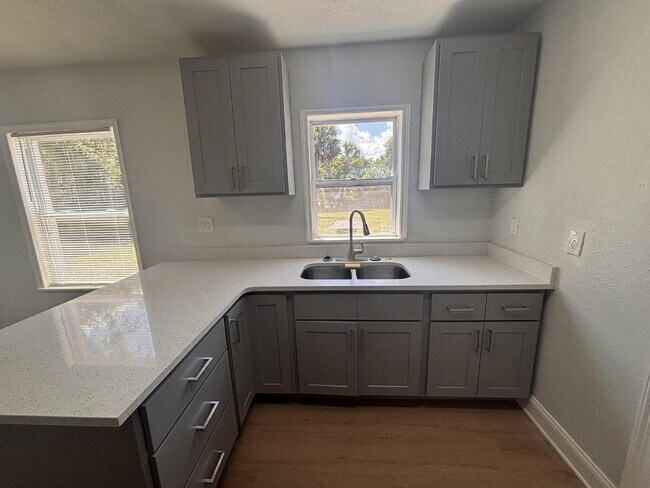 Foto del edificio - Charming 1946 Downtown Melbourne Bungalow — Renovated & Walkable to Everything!
