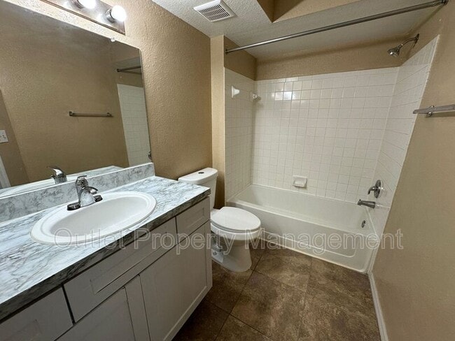 Foto del edificio - 4560 Commander Dr