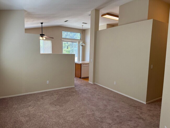 Building Photo - NICE SINGLE STORY HOME NEAR PARK AND SCHOOLS!