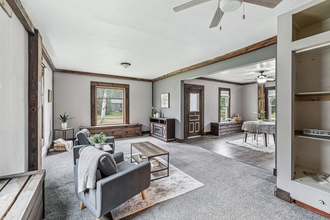 Building Photo - Charming 3-Bedroom Home with Spacious Back...