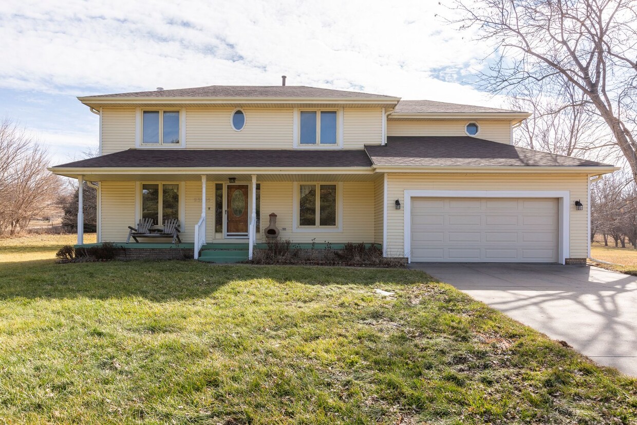 Primary Photo - Great 4 bedroom house on acreage! Very Pri...
