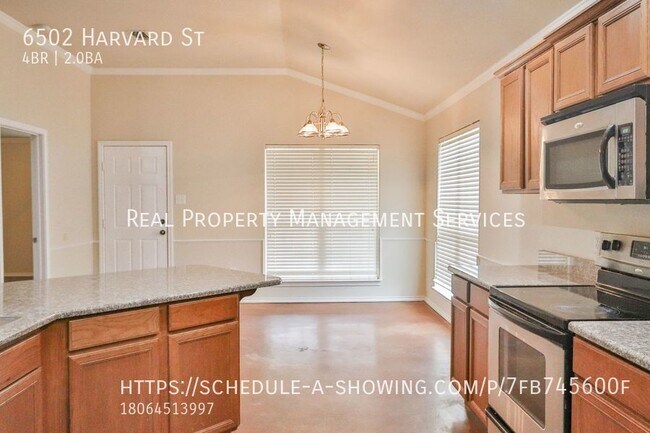Building Photo - Gorgeous, pet friendly home on a half acre...
