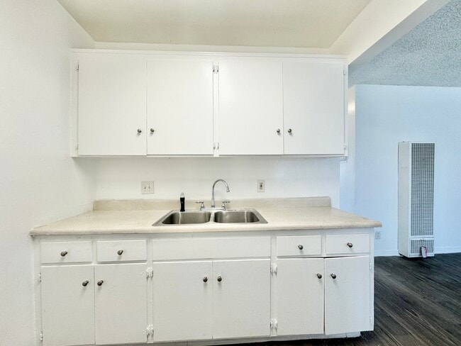 Foto del edificio - 8900 Baring Cross St
