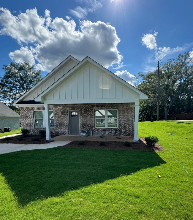Charming 3BR/2BA with Easy Access to Shopping & Dining - Charming 3BR/2BA with Easy Access to Shopping & Dining House