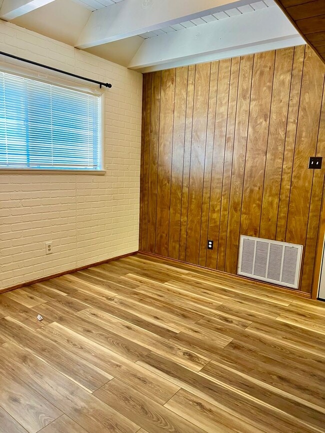 Building Photo - 6601 Lowry Ln