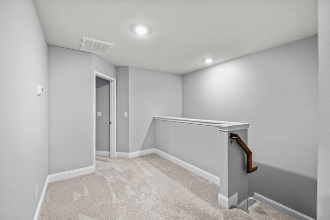 Building Photo - 2570 Castellan Dr