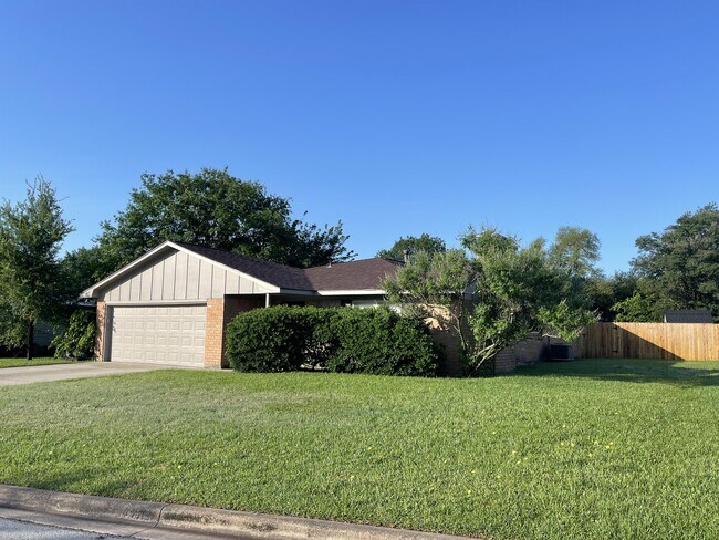 Building Photo - 1814 Medina Dr