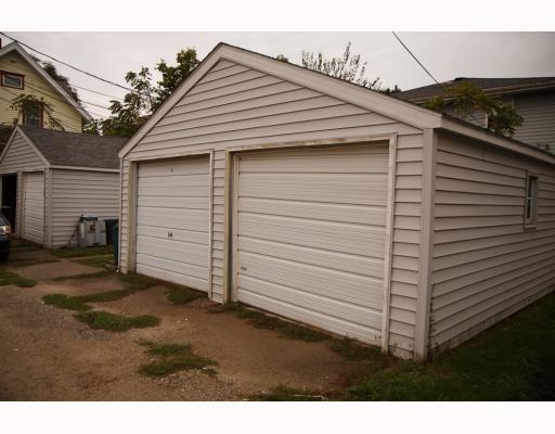 Garages - 394 17th St SE